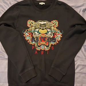 Kenzo sweatshirt  - Storlek M men passar mer S pris 400kr pris kan diskuteras!