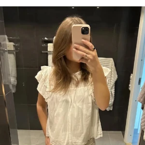 Vit Other Stories blus - Säljer min jättefina blus från Other Stories💓 Strl 38 (Lånad bild)