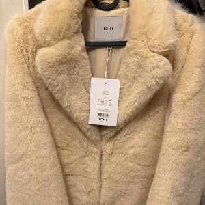 Pälsjacka😍 - Super snygg, kommer tyvärr inte till användning för mig😔 Helt ny med prislapp på😍💯