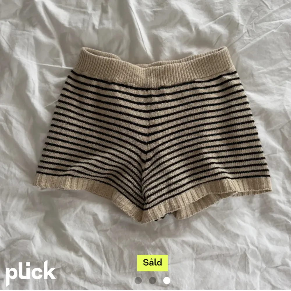 Säljer dom här superfina stickade shortsen 💓 köpte dom här på plick och har aldrig använt dom och det finns inga defekter 💕. Shorts.