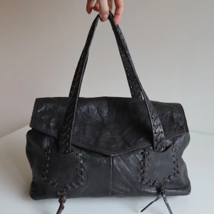 Vintage bag - Condition 9/10, outside has no damage, inside is a bit stained. Genuine leather. 42 × 27 cm. Message for more photos.