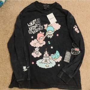 ny little twin stars tröja från hello kitty x forever 21, alla lappar sitter kvar ☆  snygg lite urtvättad look och är ganska stor i storleken, så passar därför även som större storlekar 