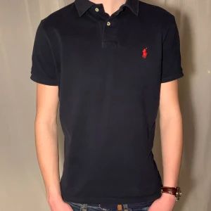 Ralph lauren pike - Sjukt snygg Ralph lauren piké perfekt inför våren! | Skick 9/10 inga defekter | Storlek L men passar S | Pris ej hugget i sten!