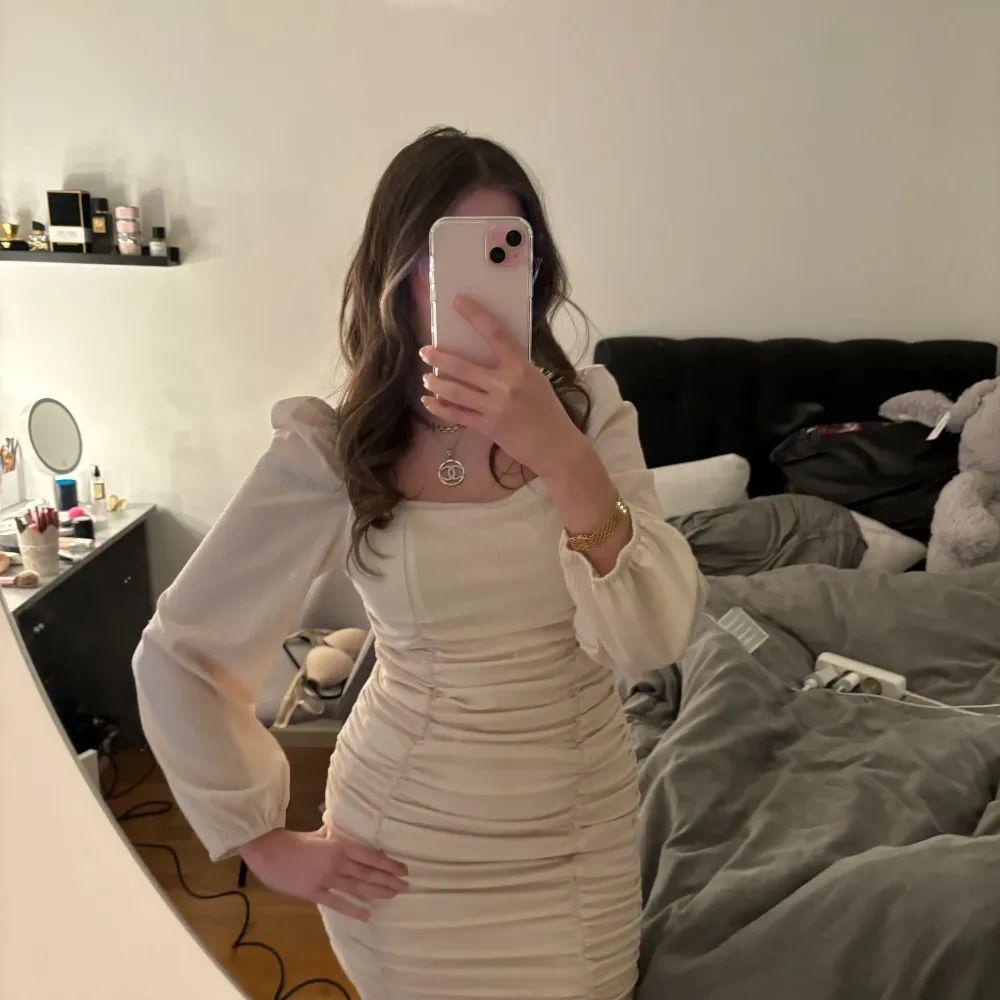 Begie/vit klänning, strl:S 200 kr. Klänningar.