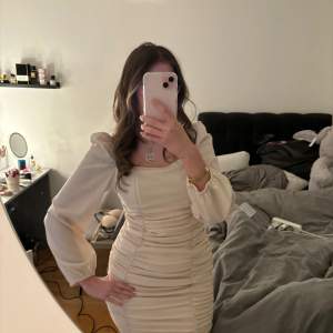 Begie/vit klänning, strl:S 200 kr