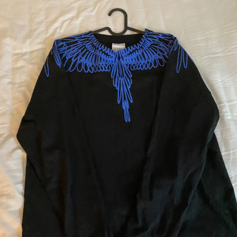 Väldigt snygg tröja från Marcelo burlon använd 3 gånger för perfekt skick. Ny pris 3000kr säljer den billigt. Tröjor & Koftor.
