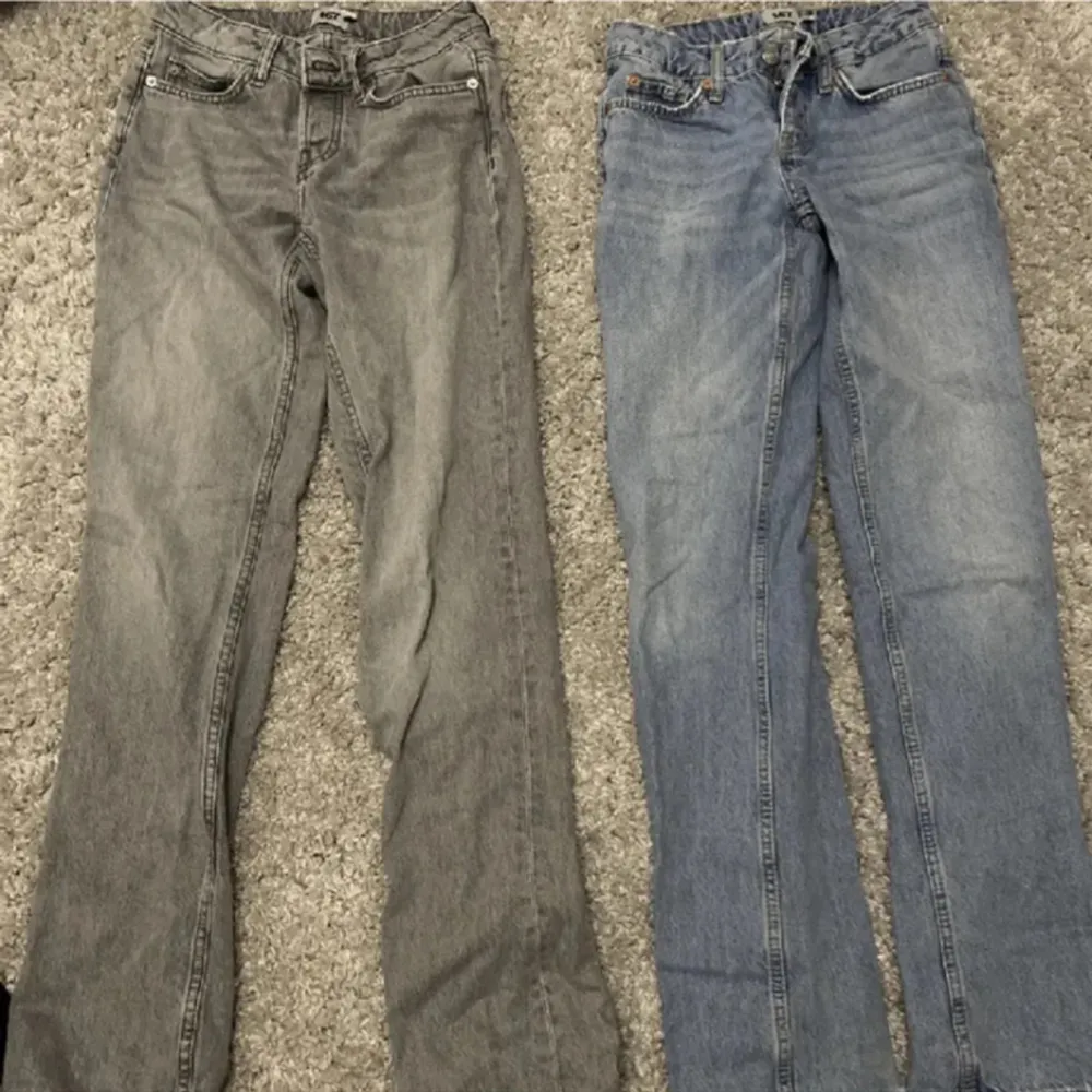 Gråa lowwaist straight jeans från lager 157. Endast de gråa paret kvar 🙌 är som i nytt skick.. Jeans & Byxor.