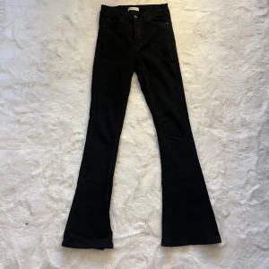 Svarta bootcut jeans - Svarta bootcut jeans från GinaTricot i storlek S 🖤  