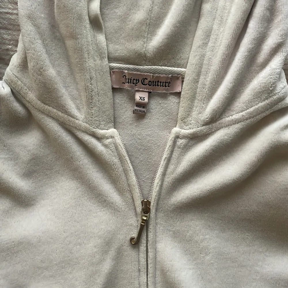 Jättefin ljusrosa Juicy couture zip up hoodie, Säljer för att jag tyvärr inte använder den lika mycket längre💗☺️💗pris+frakt. Tröjor & Koftor.