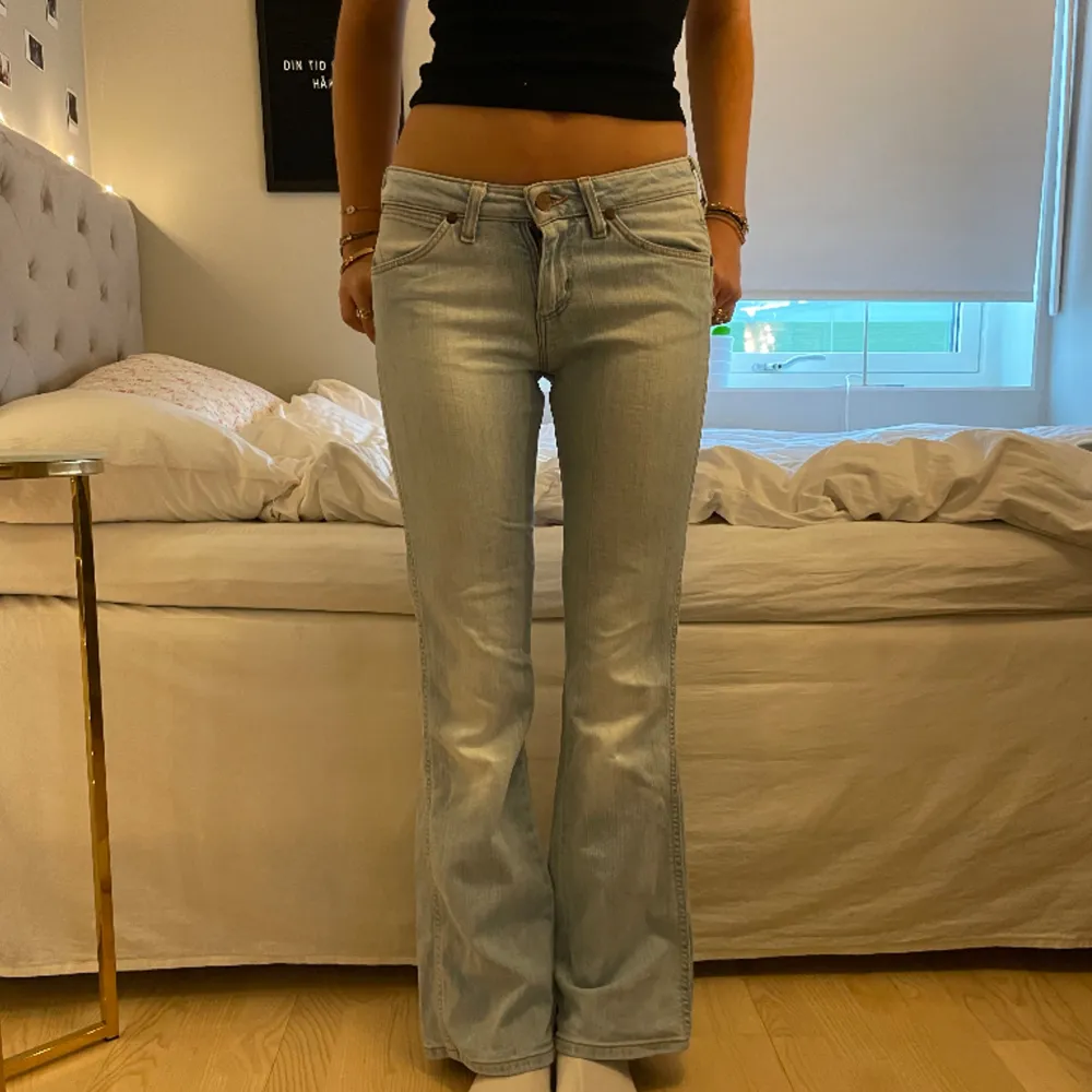 Jättesnygga lågmidjade jeans från wrangler! Perfekta ljusblåa tvätten Skriv privat för frågor🩷🩷 Modellen är 170! . Jeans & Byxor.