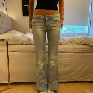 Jättesnygga lågmidjade jeans från wrangler! Perfekta ljusblåa tvätten Skriv privat för frågor🩷🩷 Modellen är 170! 