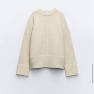 Säljer den super mysiga stickade tröjan från Zara i storlek Xs. Köpte för mer än en månad sen och endast använd två gånger då den aldrig kommer till användning, i superfint skick. 300kr plus frakt!💓
