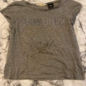 ramones t shirt med rhinestones  storlek xs !tryck inte på köp nu, tar bara swish!