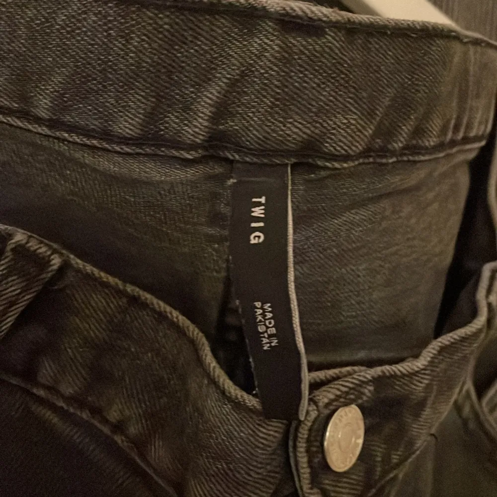 Söta jeans från weekday, oklart vilken storlek den är men tror det är 34/32 (skulle säga att de är en L) det finns en liten fläck på byxan som säkert går bort 💞💞. Jeans & Byxor.