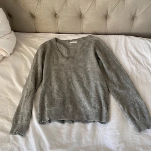 Kashmir liknande tröja  - Kashmir liknande tröja med coola armbågs tryck💓 