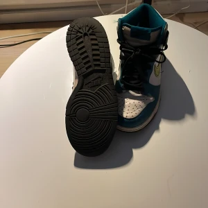 Dunks  - Storlek 37.sckick 9-10.Jag har använt dom 2 gånger innan tyckte inte det var lite för stora för mig