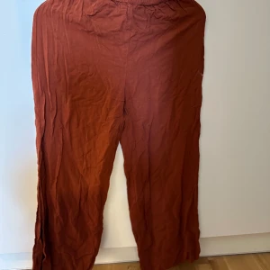 Byxor med slits på sidan  - Mycket bra skick, luftiga och sköna 