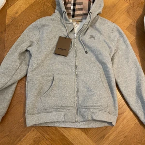 Burbery Zip up - Sprillans ny med prislapp kvar, storlek ”L” men passar i ” M ”