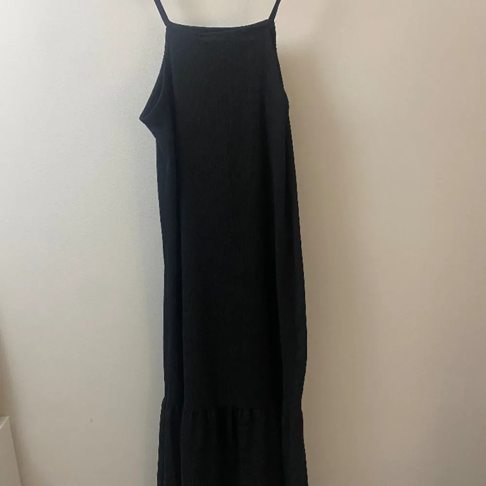 såå fin svart lång klänning från Lager 157! Helt ny och aldrig använt, enbart provad, prislapp kvar på.Nypris 150kr💕 Säljs då den var lite för kort för min smak. Skulle säga att den är perfekt för 160-170!🥰 . Klänningar.