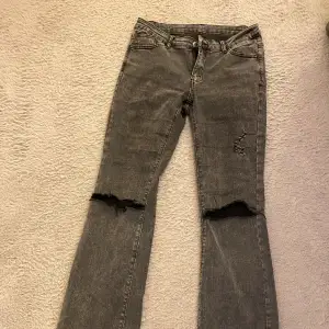 Snygga low waist jeans. Midjemått rakt över: 36 cm Innerbenslängd: 81 cm