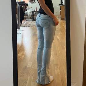 Snygga ljusa vintage lågmidjade jeans i nyskick!💕Mått➡️ Midja: 35cm Innerbenslängd: 70/71cm (jag är 160cm) Grenhöjd: 19cm Dragkedjan går att både ha öppet och bootcut eller stängda och raka