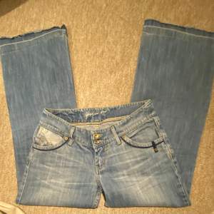 Jeans från märker Patrol, får tyvärr inte användning av dessa jeans längre. Har sprättat upp sömnen längst ner för mer längd. Innebenslängden- 71 cm midjemåttet-36 cm  Passar mig bra i längd som är 163cm  Hör gärna av er vid frågor💞