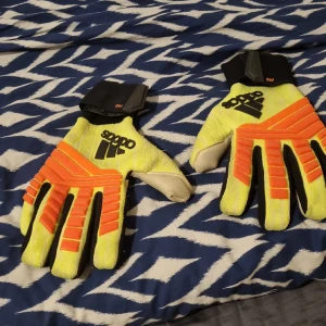 Målvaktshandskar  - Säljer målvaktshandskar av märket Adidas 