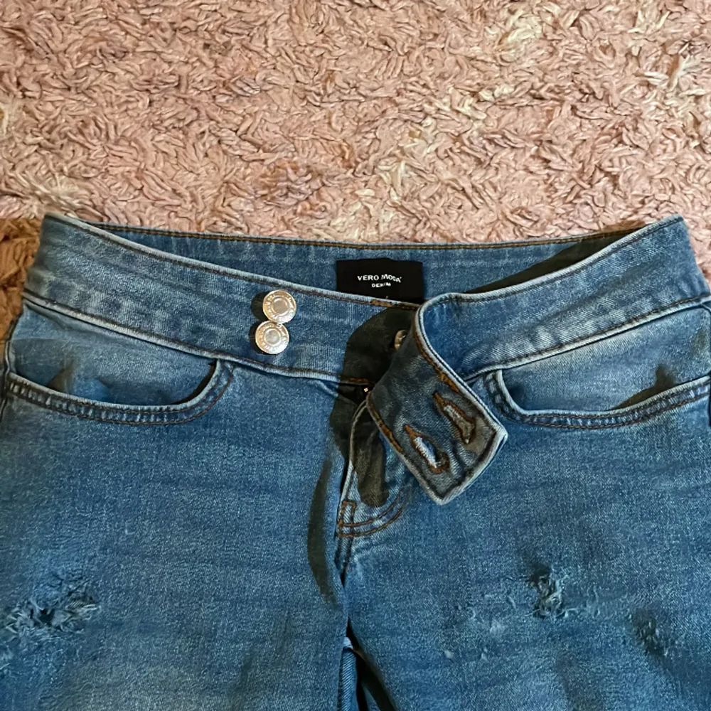 Trendiga jeans med egen gjorda detaljer! Jeans med cool gylf  passar dig som har 32-34 beroende på hur du vill att de ska sitta  Pris kan diskuteras 💕vid snabb affär  . Jeans & Byxor.