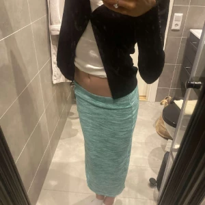 Somrig kjol - Säljer denna fina och somriga kjol då den tyvärr aldrig har kommit till användning. Lappen sitter kvar och nypris 299kr. Skriv om du undrar något eller vill ha fler bilder :) 