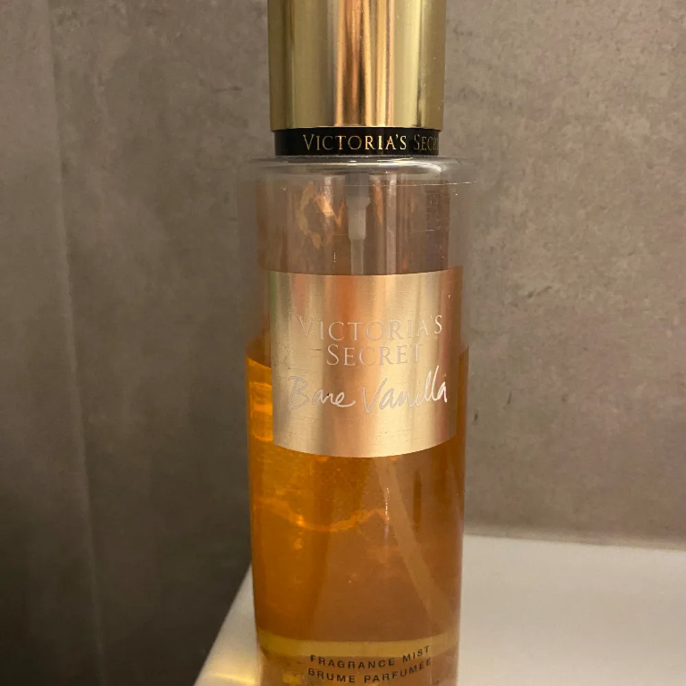 Victoria secret body mist bare vanilla, mer än hälften kvar, luktar supergott men kommer inte till användning dörför säljer ja den💗60 kr. Parfym.