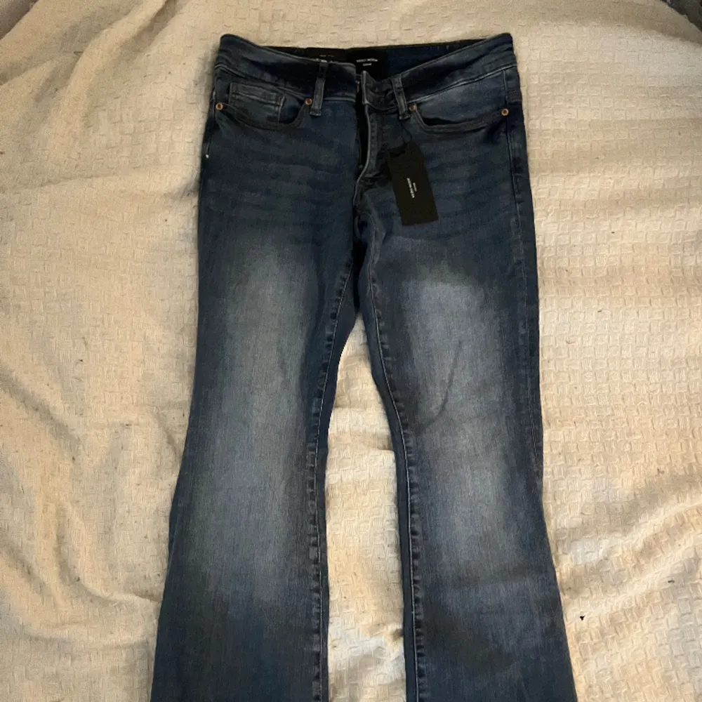 Oanvända med prislappen kvar, lågmidjade bootcut jeans. . Jeans & Byxor.