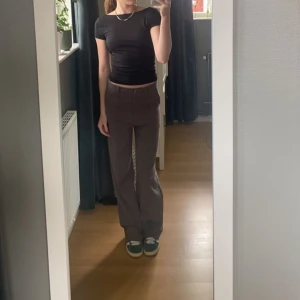 Madlady kostymbyxor  - Kostymbyxor från madlady i stl s. Dem är använda så finns små slitage. Se bild. Vid frågor är det bara att skriva❤️