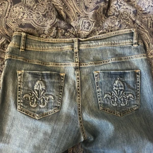 Boot cut jeans - Skit snygga jeans köpt på second hand men de är från Lindex. Det står stl 42 men passar mig som brukar ha 36-38 i jeans. Säljer för de är för korta för min smak, är 172💕💕 skriv ifall ni vill ha fler bilder eller frågor