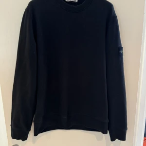 Stone Island crewneck - Stone Island Crewneck svart Size: Xl men passar L Cond: 9/10  Skriv för mer bilder och frågor!