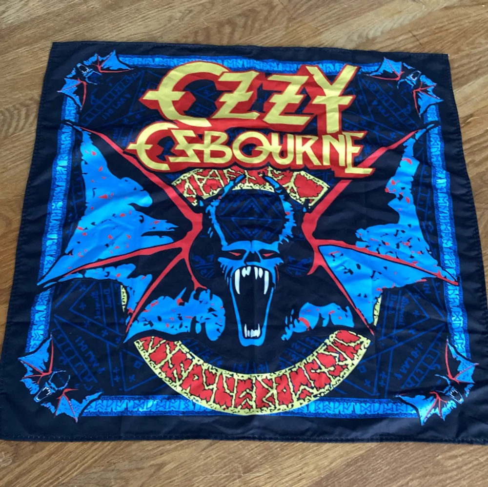 Bandana/scarf med Ozzy Osbourne. Aldrig använd. . Accessoarer.