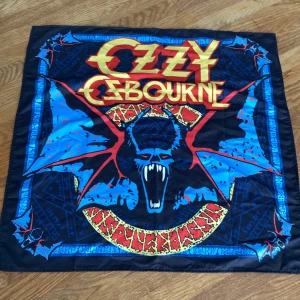 Ozzy Osbourne bandana scarf - Bandana/scarf med Ozzy Osbourne. Aldrig använd. 