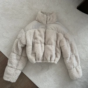 Teddy jacka  - Mjuk teddyjacka från h&m. Bra skick!