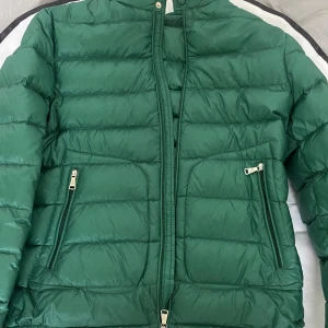 Tja säljer min moncler jacka pris kan diskuteras vid snabb affär. - Tja… nu säljer jag min moncler jacka som jag köpte för 7000 o säljer nu för 2000-3000 pris kan diskuteras.