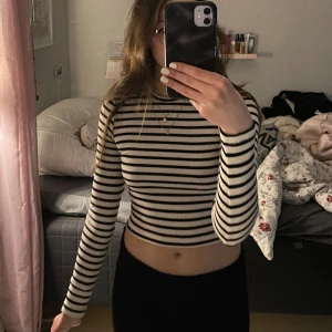 Randig tröja  - Säljer denna superfina tröja från Zalando. Pris går att diskutera🩷