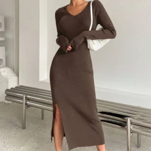 Stickad klänning - Säljer denna superfina klänning aldrig använt den därav säljer jag den. Storlek S den är grå/brun för fler bilder skriv 🤍✨