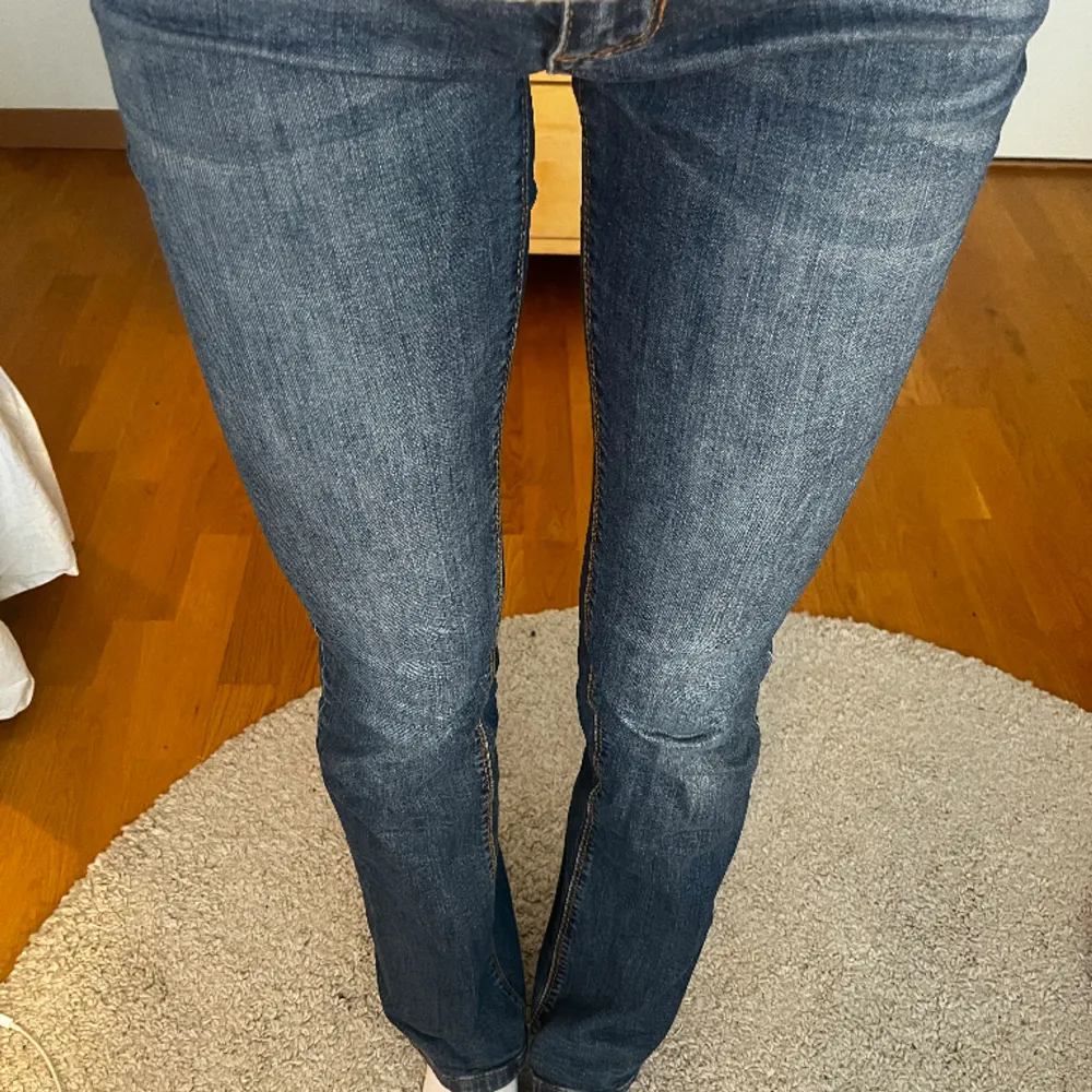 Mörkblåa lågmidajde jeans jag inte använder längre. De är bootcut och bra kvalitet! . Jeans & Byxor.