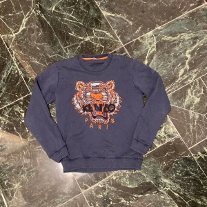 Kenzo tröja  - Äkta och riktigt snygg Kenzo tröja i grymt skick 👊(8,5/10). Storlek Medium. Nypris ca 3-4000kr. 💪