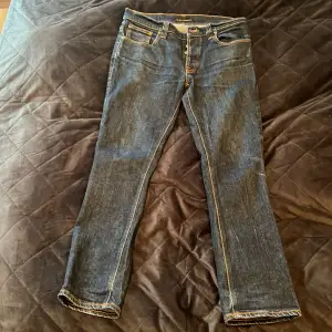 Säljer mina nudie jeans storlek 36/32 modellen grim Tim.  Färg: organic dry navy Väldigt bra skick!