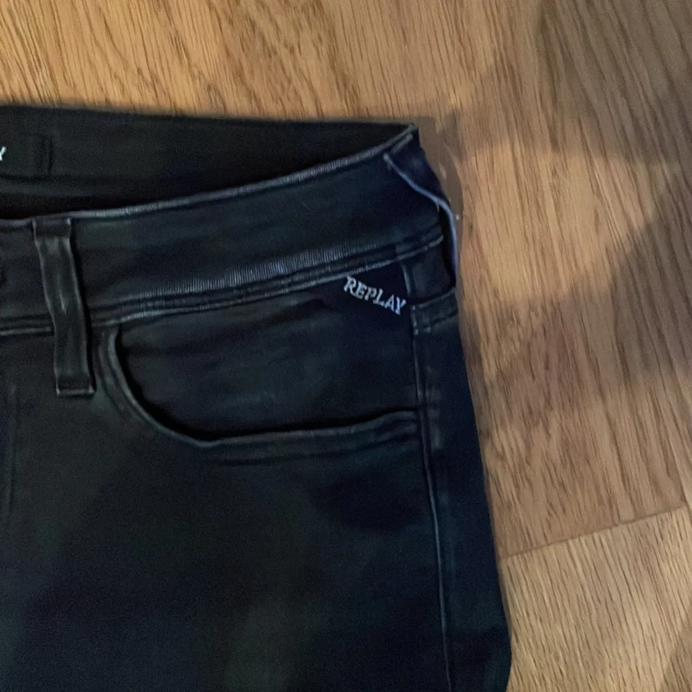 Här är ett par feta jeans från replay som jag knappat använd inga hål elr slitningar vad jag vet pris kan diskuteras vid snabb affär. Inköpt för 1800 säljer för bara 599. Jeans & Byxor.