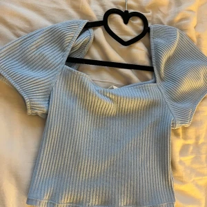 helt oanvänd topp - jättesöt topp från Hm som är helt oanvänd och har bara hängt i garderoben!💞 den är i storlek s men passar helt klart xs också!