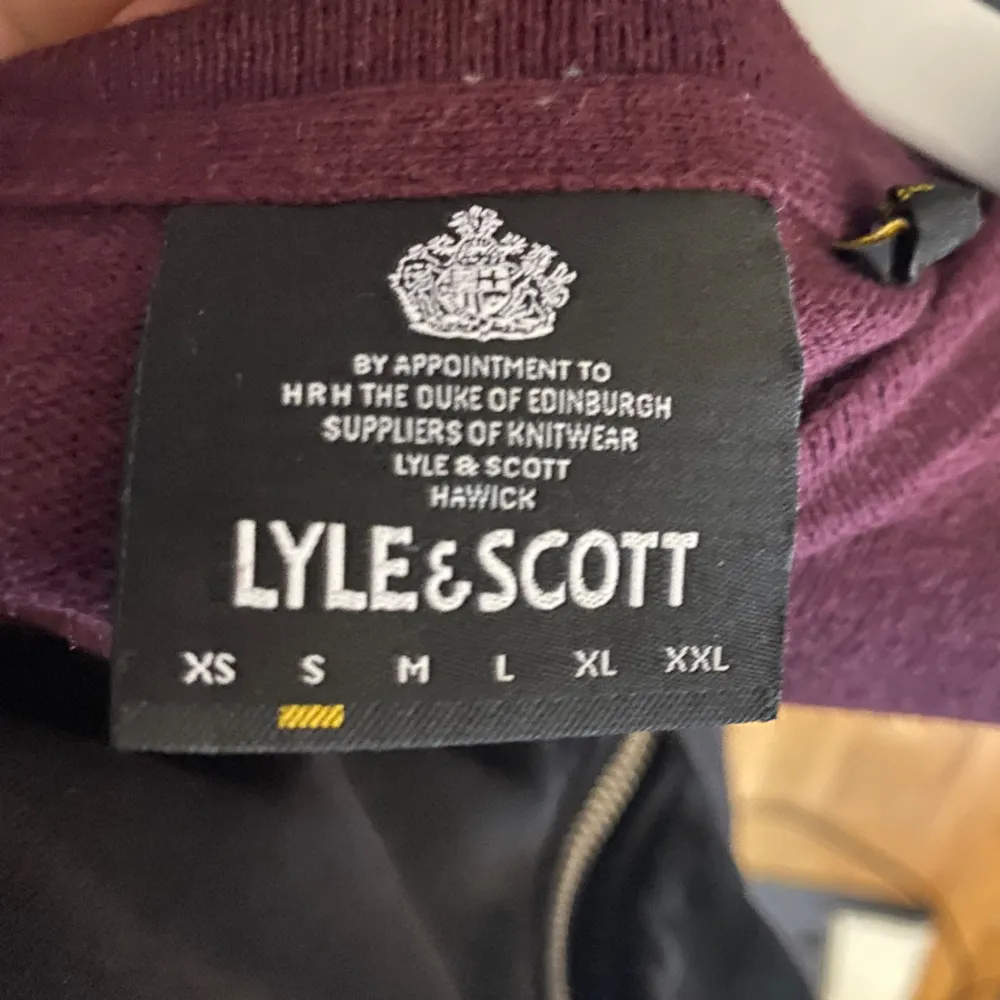 Säljer nu denna snygga Lyle and Scott tröja till ett bra pris. Tröjan är använd 2 gånger så den är i nyskick, säljer den då den aldrig används. Nypris ligger på runt 700 kr. Hör av dig om du har några frågor eller funderingar!. Tröjor & Koftor.