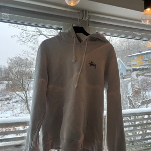 Stüssy hoodie - Så fin och trendig hoodie! Den är vit/ljusgrå