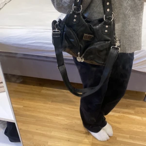 Y2k väska - Säljer en väska som jag aldrig har använt.Kommer inte riktigt ihåg vart jag köpte den.Skriv om ni vill ha flera bilder 💕