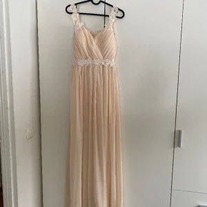 Superfin balklänning! Kom privat för bilder på🤍🤍 - Balklänningen jag hade när jag gick ur 9an! Super fina detaljer och den är begie/aprikos. Använd en gång så den är som ny. Köpt för 1200kr men säljer för 750. Priset är inte hugget i sten vid snabb affär! (Skriv till mig innan ni trycker på köp nu) 