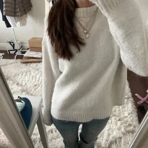 Stickad tröja Zara - Säljer denna så snygga stickade tröjan från zara, som inte går att köpa längre. Verkligen så snygg men måste rensa garderoben ❤️